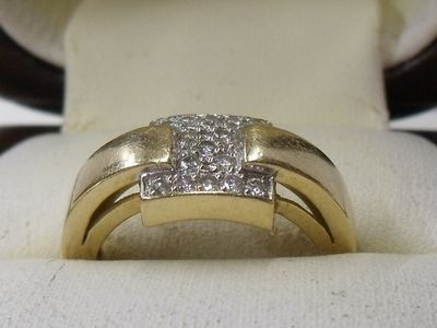 Bague en or jaune 18K, à chaton rectangle serti de 15 diaman…