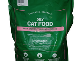 un sac de croquettes pour chat sur fond blanc