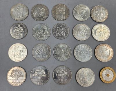 gros plan d'un paquet de pièces de monnaie posé sur une table