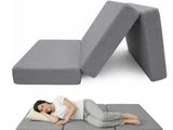 deux photos d'une femme allongée sur un lit, avec un oreiller