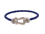 un gros plan d'un bracelet muni d'un fermoir, sur fond blanc