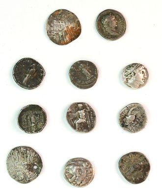Réunion de neuf monnaies antiques (poids: 32 g) dont drachme…