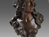 une paire de bustes en bronze d'une femme et d'un homme