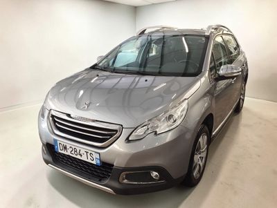 La voiture grise est garée dans la pièce blanche de l'immeuble.