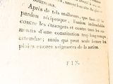un gros plan d'un livre ouvert sur lequel figure l'image d'une horloge