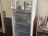 un réfrigérateur avec une porte en verre dans une cuisine