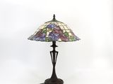 gros plan d'une lampe sur une table à fond blanc