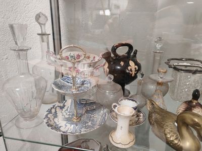 une vitrine en verre contenant de nombreux objets en verre