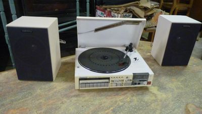 deux haut-parleurs et un tourne-disque posés sur une table