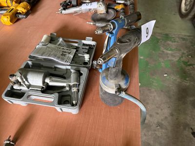 de nombreux outils posés sur une table