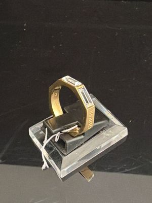 un anneau posé sur un socle en verre