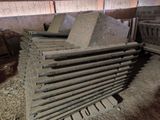 un tas de parpaings empilés les uns sur les autres dans une grange