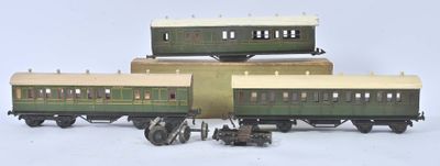 trois petits trains posés sur une surface blanche