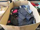 une boîte en carton remplie de vêtements et d'autres objets