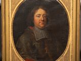 un vieux tableau représentant un homme vêtu d'un manteau noir à col rouge