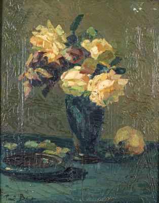 un tableau représentant des roses jaunes dans un vase bleu posé sur une table