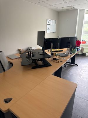 une image représentant un bureau avec deux écrans et un clavier