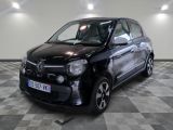 la photo d'une petite voiture noire garée sur un sol en damier