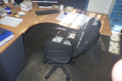 un bureau avec une chaise et un ordinateur dessus