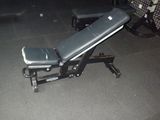 un banc posé à même le sol dans la pièce