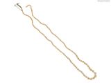 gros plan d'un collier sur fond blanc
