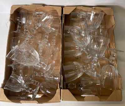 deux verres à vin vides dans une boîte posée sur une table