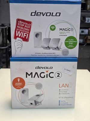 deux boîtes de routeurs Wi-Fi Devvoo Magic 2 posées sur une table