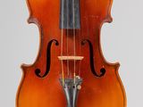 gros plan d'un violon avec un archet sur fond blanc