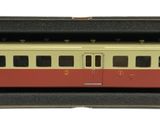 un train rouge et jaune dans une boîte, sur fond blanc
