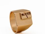 une image représentant une bague en or surmontée de deux carrés