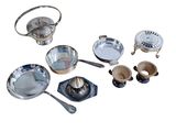 de nombreux types de casseroles et de poêles sur la table