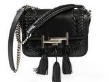 un sac à main noir orné de pompons et de chaînes sur fond blanc