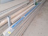 plusieurs pièces de bois sont empilées dans un garage