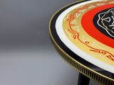 un gros plan d'une table ornée d'un motif