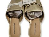 chaussons en cuir doré, ornés d'un nœud sur la pointe et d'une étiquette au talon