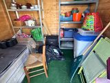 une personne tenant une télécommande dans une petite pièce