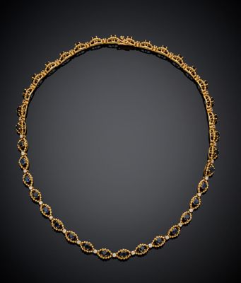 un collier en or et diamants, offert par l'entreprise