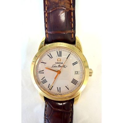 une image d'un gros plan d'une montre-bracelet avec des chiffres romains