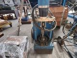 une machine placée au milieu d'une pièce