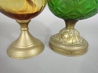 Deux lampes à huile en verre vert et jaune, fente au pied de… (photo 3)