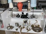 une table sur laquelle sont posés plusieurs objets