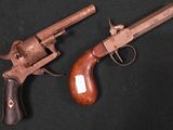 deux vieux revolvers sur fond noir, avec une crosse en bois