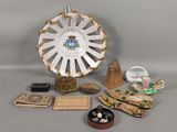 un grand nombre d'objets posés sur une table