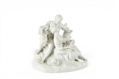 figurine représentant une femme tenant un panier de fleurs sur un rocher