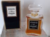 Flacon et coffret de l'eau de parfum Chanel Coco posés sur une table en marbre