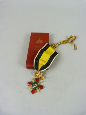 médaille jaune, noire et rouge ornée d'une croix dorée