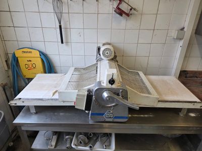 a machine that is sitting on a table in a kitchen