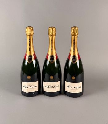 trois bouteilles de champagne posées sur une table