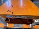 a table with a sign on it that says cap 500 kg / 1000lbs