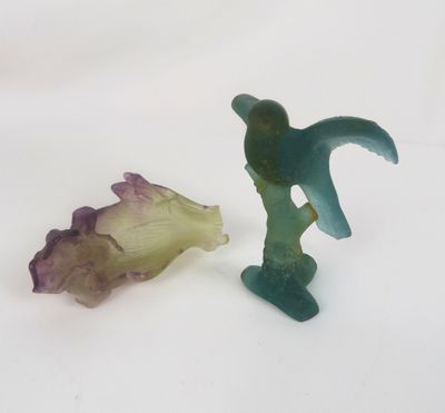 deux figurines représentant un homme et une fleur sur un fond blanc